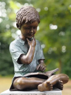 Gartenskulptur »Junge mit Buch«