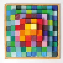 Große Stufenpyramide aus Holz