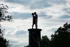 Handbemalte Bronze-Skulptur »Kuss«