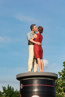 Handbemalte Bronze-Skulptur »Kuss«