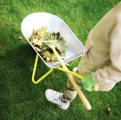 Kinder-Schubkarre mit Gartenwerkzeug