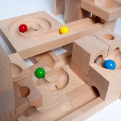 Kugelbahn aus Holz