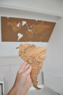 Selbstklebende Weltkarte aus Holz