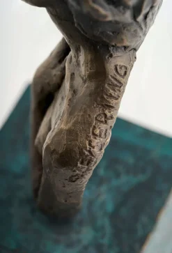 Sorina von Keyserling: Skulptur »Innehalten«, Bronze